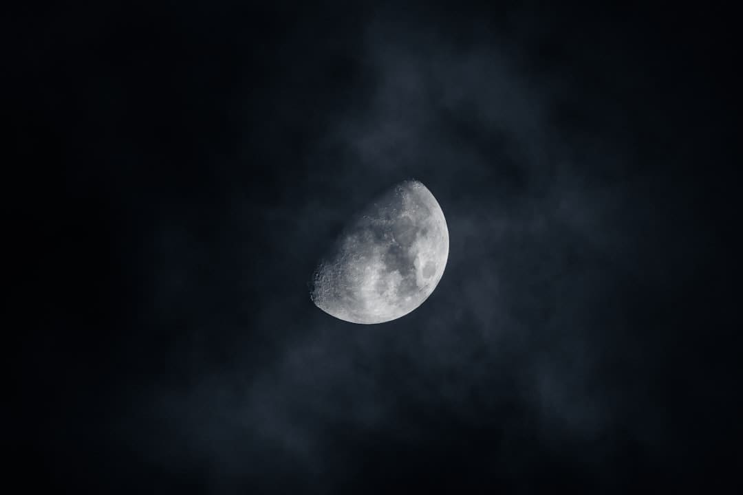 江苏启东朝霞映海滩浪漫如画